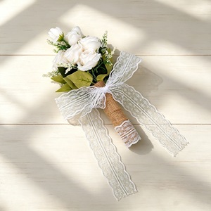 Bouquet de mariée à tenir à la main, roses artificielles blanches avec verdure et nœud en dentelle, pour cérémonie de mariage, accessoire photo - Product Image 4