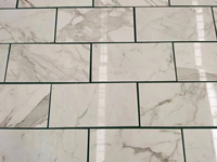 Guanmay Vente en gros Carreaux de marbre blanc Calacatta pour carreaux de sol et de mur Pierre naturelle Décoration en marbre
