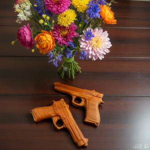 Pistola de Juguete Portátil de Madera de Palisandro Rojo Tallada a Mano - Product Image 3