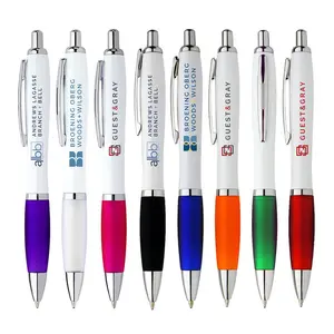 कस्टम लोगो प्रिंट के साथ उपहार सस्ते प्लास्टिक प्रमोशनल बॉलपॉइंट पेन थोक बॉल पेन भेजने के लिए तैयार