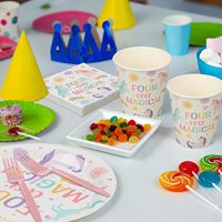 Vaisselle de fête d'anniversaire pour enfant de 4 ans, ensemble de vaisselle arc-en-ciel avec assiettes, serviettes, gobelets, couteaux, cuillères, fourchettes, fournitures pour fête d'anniversaire