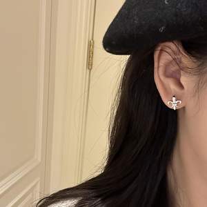 Boucles d'oreilles Iris en argent pur S925, design floral tendance et mignon, style simple et polyvalent, luxe haut de gamme, métal brossé - Product Image 2