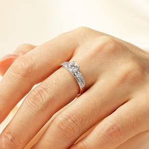 Bague en Cuivre à Quatre Griffes et Double Bras avec <span class=keywords><strong>Micro</strong></span>-Pavé de Moissanite Simulée et Zircon 0.8CT pour Bijoux d'Usine en Dropshipping - Product Image 6