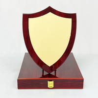 Plaque de récompense en bois rouge avec bouclier, plaque en bois avec plaque dorée MH-MJ0656