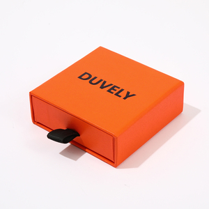 Boîte d'emballage de bijoux en carton rigide personnalisée de luxe avec logo imprimé et insert en éponge doublé de velours - Product Image 1