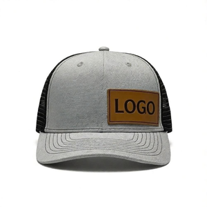 Casquette de camionneur en cuir avec patch, maille grise, 6 panneaux, réglable, unisexe, décontractée, avec logo embossé sur le panneau avant - Product Image 1