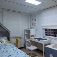 Maison de vacances préfabriquée, cabane modulaire avec porche couvert, balustrade et grandes fenêtres pour projets de complexe hôtelier, camping ou ferme