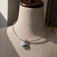 Collier Torque avec pendentif cabochon turquoise serti clos en cuivre ton argenté, bijou statement pour femme, cadeau