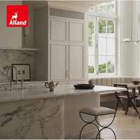 Cuisine contemporaine australienne de luxe Alland 2026, armoires en laque beige Japandi crémeuse avec îlot en marbre et plan de travail