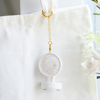 Ventilateur de table portable pour enfants, mini pendentif tendance 2026, mignon, pour l'extérieur, avec logo personnalisé, rechargeable par USB, moteur DC, commande par bouton