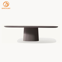 Table de salle à manger ronde minimaliste moderne pour patio, base sculpturale géométrique, table beige résistante aux intempéries avec chaises tressées pour jardin