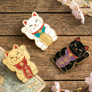 Pin Esmaltado de Gato de la Suerte 'Diez Millones de Ryo' Bañado en Oro, Directo de Fábrica, Broche de Regalo Empresarial para Inauguraciones y Celebraciones - Product Image 2