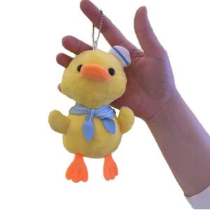 Porte-clés en peluche TikTok Canard avec écharpe et breloque pour sacs - Vente en gros - Product Image 1