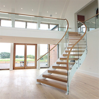 Escalier intérieur moderne courbé avec garde-corps en verre et marches en bois pour villa, maison duplex, hôtel