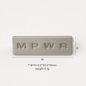 Logotipo grabado <span class=keywords><strong>de</strong></span> níquel cepillado en <span class=keywords><strong>etiquetas</strong></span> <span class=keywords><strong>de</strong></span> Metal personalizadas con pasador <span class=keywords><strong>de</strong></span> <span class=keywords><strong>seguridad</strong></span> Placa <span class=keywords><strong>de</strong></span> identificación <span class=keywords><strong>de</strong></span> Metal personalizada <span class=keywords><strong>para</strong></span> <span class=keywords><strong>ropa</strong></span> - Product Image 4