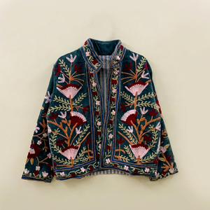 Chaqueta de Terciopelo Gris Carbón Hecha a Mano de Primera Calidad para Mujer, Elegante Cuello Mao, Silueta Abierta y Mangas Largas - Product Image 1
