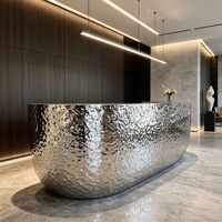 Comptoir de réception de luxe irrégulier en acier inoxydable martelé effet vague d'eau haut de gamme pour hôtel, restaurant, salon