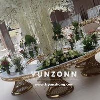 Meubles d'hôtel en demi-lune en forme de S modernes et luxueux Table de fête en verre transparent pour manger des événements de banquet de restaurant en plein air