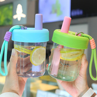 Bouteille d'eau portable en plastique pour étudiant, avec logo personnalisé, 500 ml, nouveau design minimaliste, avec paille et corde de transport