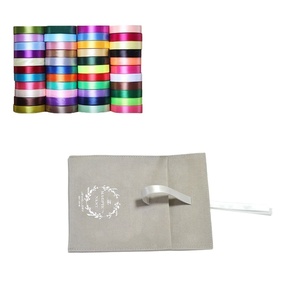 Pochette à rabat en tissu velours avec logo argenté personnalisé, bijoux avec nœud en ruban - Product Image 5
