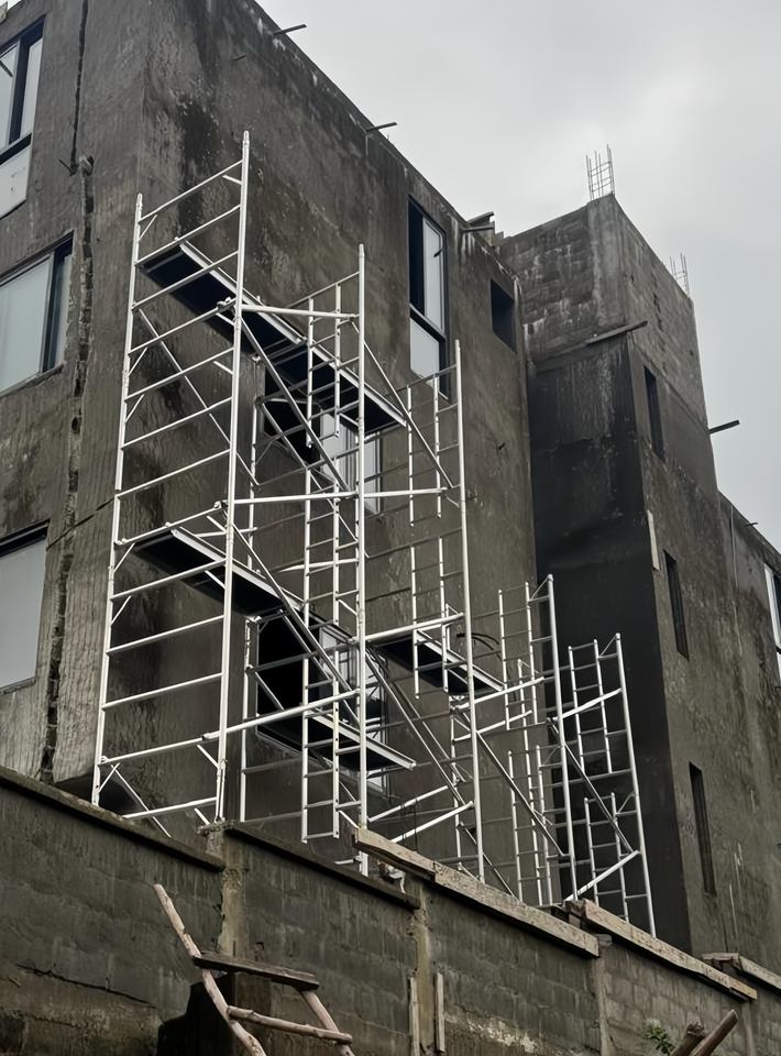 6m 12m 18m Mobile Scaffold Tower Ladder Aluminium Rolling Scaffolding ...