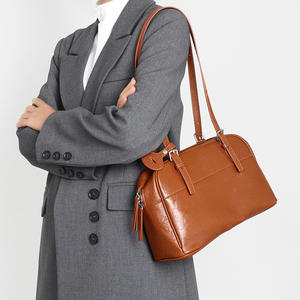 กระเป๋าโท้ทหนังวัวชั้นแรกสไตล์บอสตันพร้อมดีไซน์ย้อนยุคความจุขนาดใหญ่กระเป๋าถือหนังเรียบง่ายอเนกประสงค์สำหรับผู้หญิง - Product Image 3