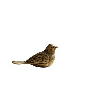 Presse-papiers vintage en métal en forme d'oiseau, finition dorée, parfait pour la décoration de bureau, de salle d'étude ou de table. - Product Image 1