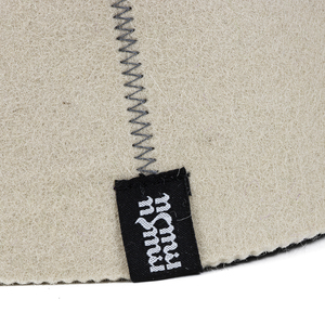 Deja que los lobos ladren por el calor mientras tu cabeza se mantiene fresca dentro de este gorro de sauna de lana pura. - Product Image 5