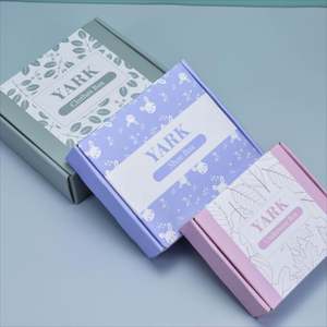 Caja de Regalo de Cartón Corrugado Rígido, Impresa Personalizada con Materiales Reciclados, para Camisetas, en Negro y Rosa - Product Image 1