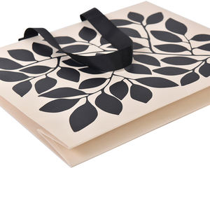 Bolsa de Papel Kraft de Lujo con Logotipo Personalizado, Bolsa de Papel Kraft de Lujo Personalizada de Fábrica para Empaque de Ropa, Calcetines, Piel, Regalos - Product Image 3