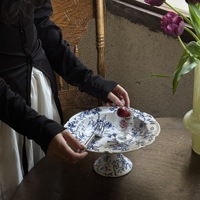 Service à thé de l'après-midi en porcelaine fine bleu et blanc, style rétro français, avec tasses et soucoupes à motif végétal, design mi-siècle, luxe léger et vintage