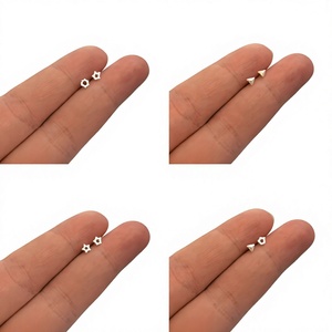 Boucles d'oreilles minimalistes en forme d'étoile, unisexes, à porter au quotidien, bijoux argentés, design géométrique simple, petite taille, accessoire de mode - Product Image 1