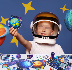 Paquete de Regalo de Juguetes con Temática Espacial: Bolas de Planetas, OVNI, Cohete, Astronauta, Mini Cuadernos, Lápices, Borradores, Reglas, Sellos, Pegatinas - Product Image 4