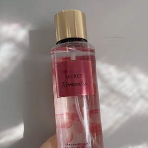 <span class=keywords><strong>Perfume</strong></span> <span class=keywords><strong>de</strong></span> mujer <span class=keywords><strong>de</strong></span> 250ML en estilo Mist <span class=keywords><strong>Perfume</strong></span> secreto al por mayor <span class=keywords><strong>Victoria</strong></span> <span class=keywords><strong>Love</strong></span> <span class=keywords><strong>Spell</strong></span> desodorante <span class=keywords><strong>Perfume</strong></span> en aerosol <span class=keywords><strong>Perfume</strong></span> personalizado Body Mist - Product Image 4