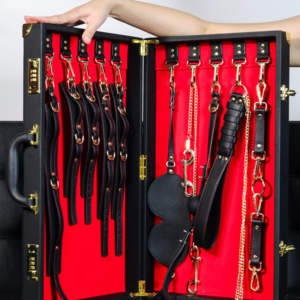 ชุดอุปกรณ์พันธนาการ BDHM ระดับหรู ของเล่นทางเพศสำหรับผู้ใหญ่ บรรจุในกระเป๋าหนัง สำหรับคู่รักที่ชื่นชอบการเล่นบทบาทสมมติแบบ BDSM - Product Image 2