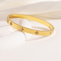 Bracelet Jonc Designer Étanche en Acier Inoxydable Plaqué Or 18 Carats avec Zircons, Motif Cœur Trèfle et Clou-Vis