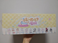 Lot de 8 porte-clés en peluche vinyle « Who Stole the Cake » authentiques en vente en gros – Boîte mystère
