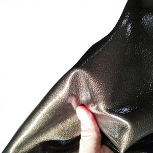 Cuir verni brillant avec effet nuage lumineux - Finition de luxe pour chaussures, sacs et articles en cuir - NAPLACK LUMIERE - Product Image 1