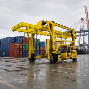 รถยกตู้คอนเทนเนอร์แบบ Straddle Carrier ขนาด 35 ตัน 40 ตัน สำหรับงานจัดตำแหน่งตู้คอนเทนเนอร์ในท่าเรือ พร้อมระบบยกไฮดรอลิก - Product Image 3