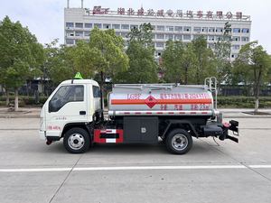 Camion-<span class=keywords><strong>citerne</strong></span> à carburant Dongfeng Duolika, nouveau modèle, 3-5 m³ de réservoir en alliage d'aluminium, norme d'émission Euro IV, transmission 4x4 en option, transport de carburant - Product Image 2