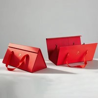 Boîte d'emballage cadeau triangulaire en carton rigide grand format, portable, de luxe, à la mode, avec logo personnalisé estampé à chaud, vente en gros