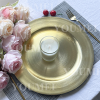 Assiettes de présentation modernes en plastique doré brossé de 13 pouces, bord uni, vente en gros pour la décoration de tables de mariage et d'événements, et la restauration