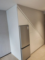 Solution de rangement sous escalier multifonctionnelle moderne sur mesure, armoire d'angle en bois massif pour escalier