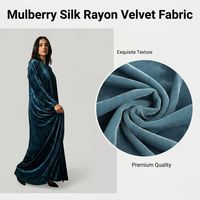 Tissu de velours de soie de mûrier de luxe avec un tombé élégant, matière de velours de georgette douce pour robes de soirée et abayas haut de gamme