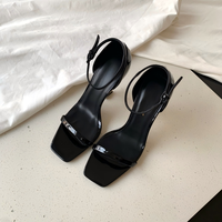 Sandales à talons aiguilles à bride unique de marque de créateur, dessus en microfibre, bout carré, décoration lettrée, grandes tailles pour femmes
