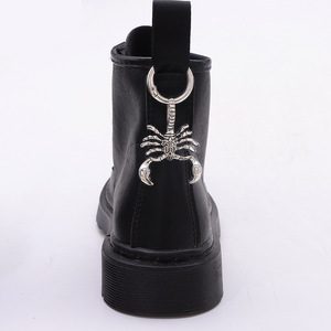 Botas Martin con Adorno de Escorpión Alado Metálico, Color Negro, Invierno 2024 - Product Image 6