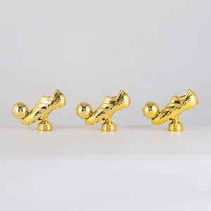 GZ30 Trophée de sport en plastique Figure Chaussures de football Football Bottes dorées Figurine avec ballon - Product Image 3