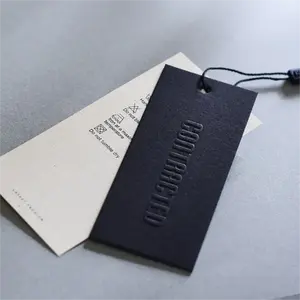 Benutzer definierte geprägte Hang Tags 800g/m² schwarzer Karton Kleidungs stück Tags Kleidung Etiketten Hängende Kleidung Tag
