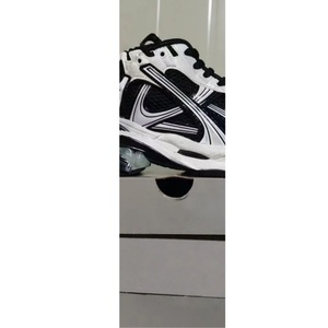 Chaussures de sport à semelle épaisse pour le basketball, en combinaison de couleurs noir et blanc, chaussures de tennis tendance pour l'extérieur, pour hommes et femmes - Product Image 2