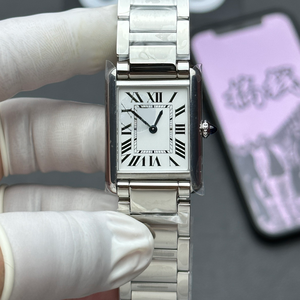 Reloj de cuarzo francés de lujo, diseño cuadrado elegante, números romanos clásicos, adecuado tanto para ocasiones de negocios como informales. - Product Image 1